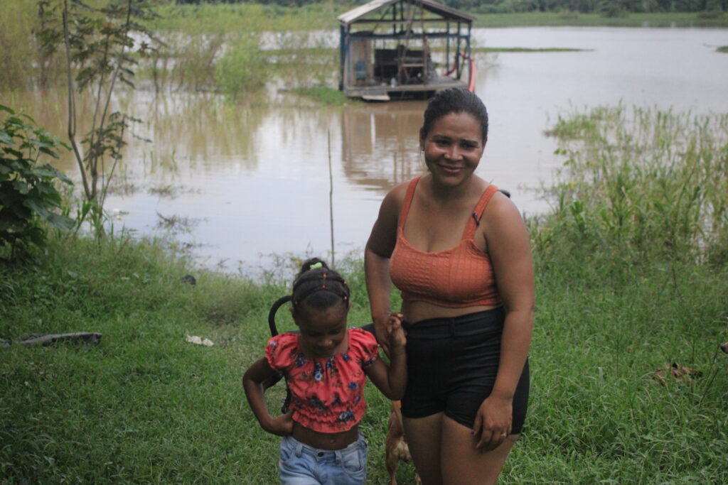 Simone Alves da Lima com uma de suas filhas, na comunidade Brasileira, localizada nas proximidades do distrito de São Carlos, em Porto Velho, Rondônia. Foto: Bruna Cassila / MAB
