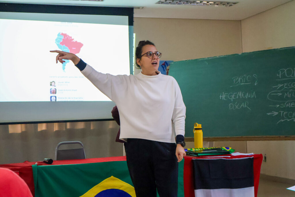 Foto: Camila Mudrek, professora do CEPIS, destacou a importância da consciência política e da organização coletiva da classe trabalhadora. Tamires Pinheiros / MAB
