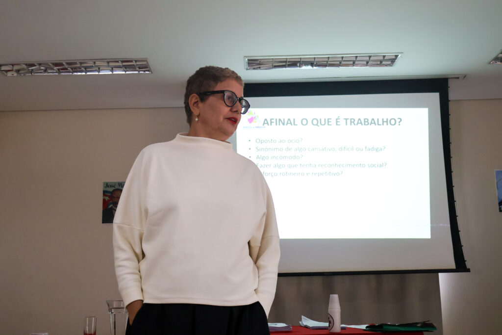 Renata Belzunces, do DIEESE, debateu as relações de trabalho e os desafios para a conquista e ampliação de direitos. Foto: Tamires Pinheiros / MAB