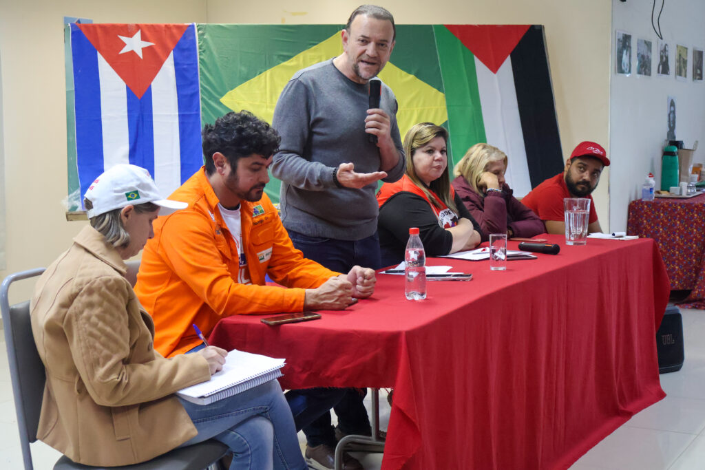Edinho Silva, presidente do PT, destacou a importância da unidade entre movimentos populares e sindicatos para ampliar a organização da classe trabalhadora. Foto: Emerson Maquiné / MAB
