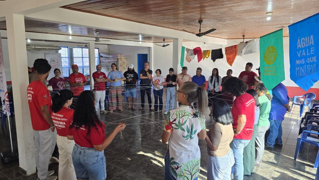 Participantes reunidos durante a mística de abertura.