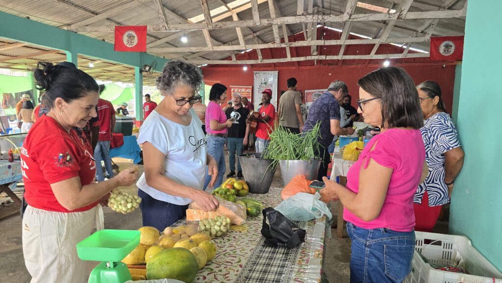 Participantes durante intercâmbio com os feirantes.