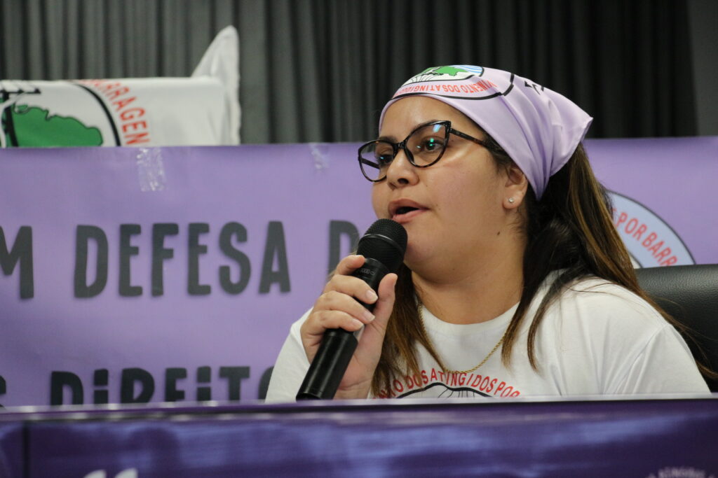 Keise foi atingida pelas enchentes de 2024 no Rio Grande do Sul e desde então participa do Movimento dos Atingidos por Barragens, onde encontrou acolhimento e força para lutar por seus direitos. Foto: Victória Holzbach / MAB