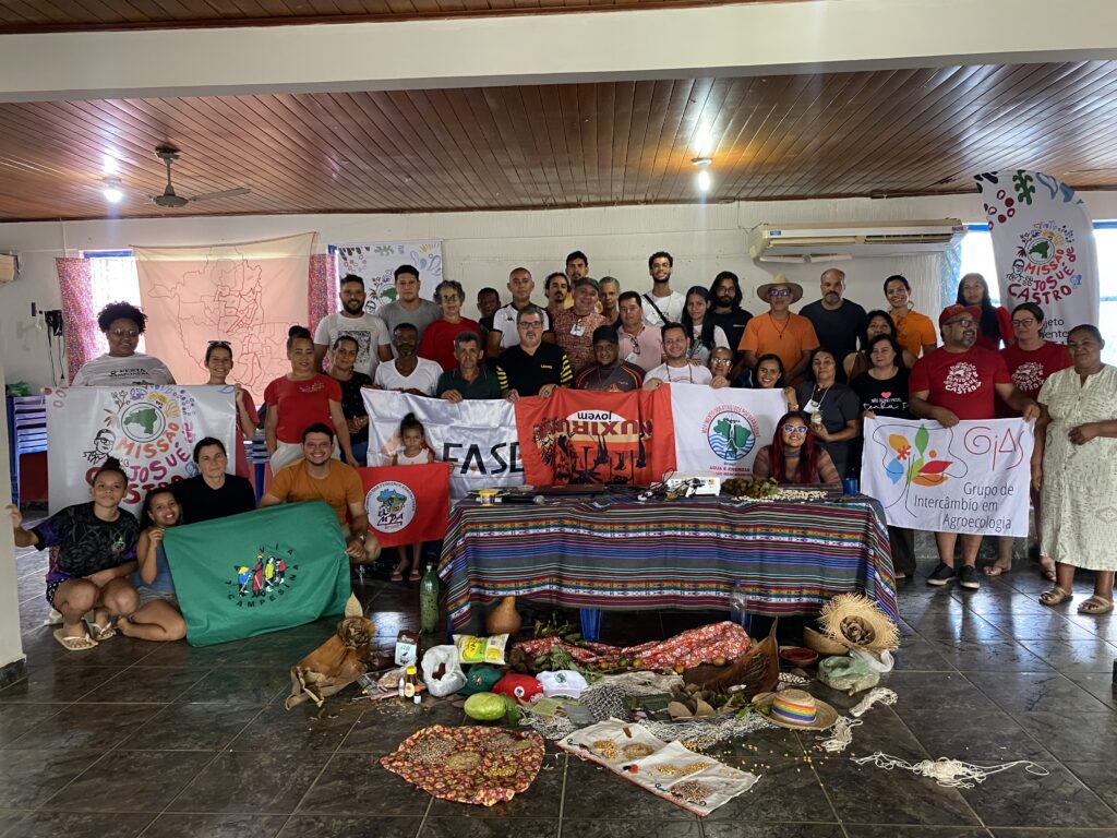 Representantes e lideranças de movimentos e organizações sociais reunidas durante encontro em Jaru/RO