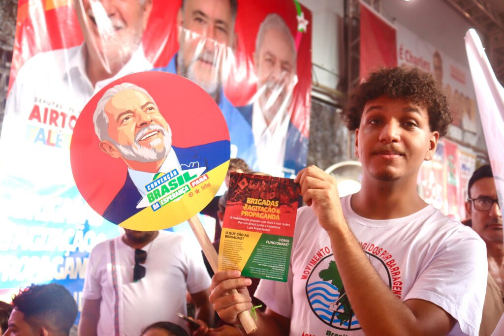 Pedro Costa, militante do MAB Amazônia, com material das Brigadas de Agitação e Propaganda 2026, reafirmando o compromisso com a organização popular e o trabalho de base. Foto: Jordana Ayres / MAB 