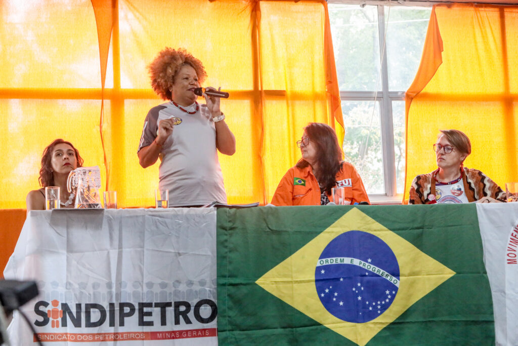 Denise Romano (Sind-UTE/MG) aborda pontos do documento e reforça a necessidade de haver condições políticas favoráveis para a implementação das propostas. Foto: Nívea Magno / MAB