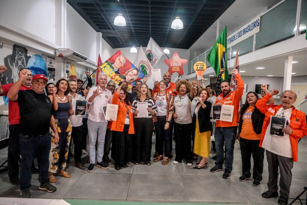 Movimentos sociais, sindicatos e organizações reunidos no SindiPetro para apresentação do documento “Propostas para Política Energética Nacional – Brasil para os brasileiros”. Foto: Nívea Magno / MAB