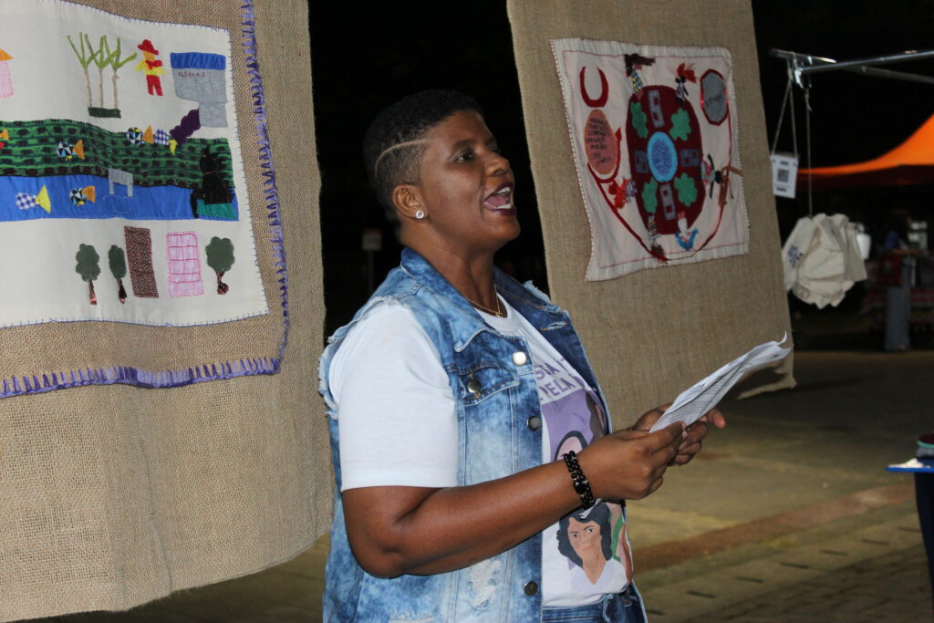 Jeiziane durante exposição das Arpilleras, em Salvador (BA), como parte da jornada de lutas do movimento no estado, em março deste ano. Foto: Marcos Souza / MAB