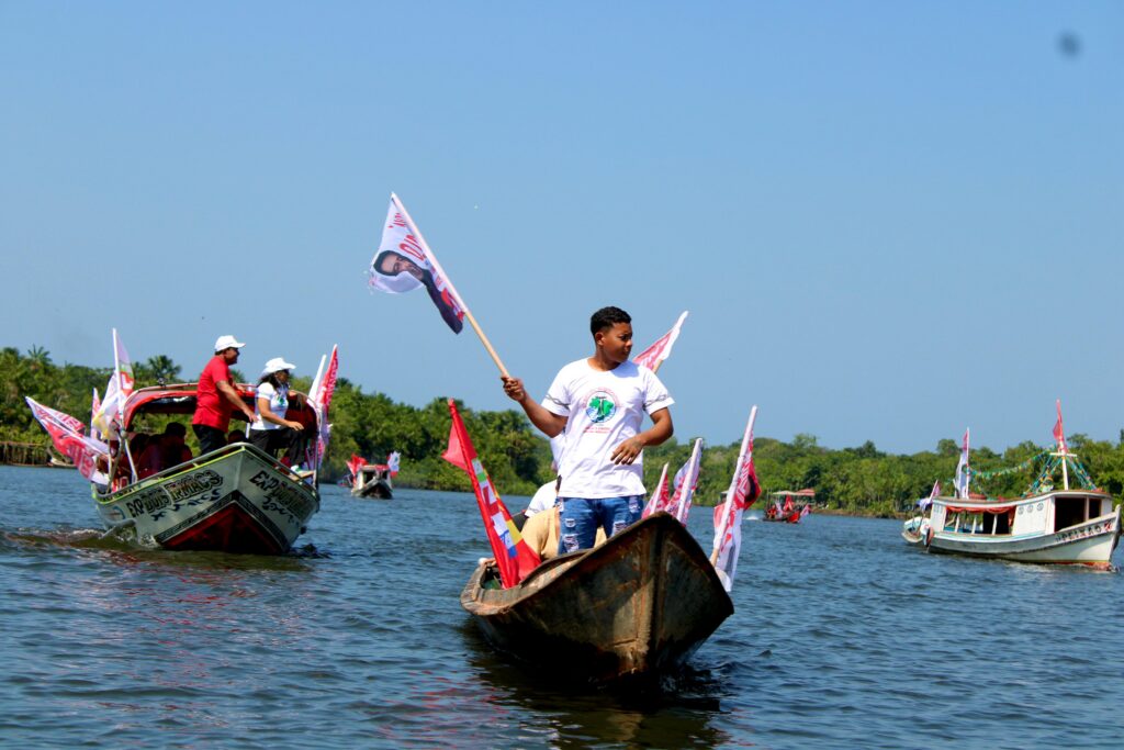 Dezenas de embarcações coloriram as águas do rio Tocantins durante a barqueata.