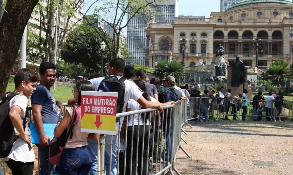 Fila "Mutirão de emprego" com dezenas de pessoas. Foto: Rovena Rosa / Agência Brasil