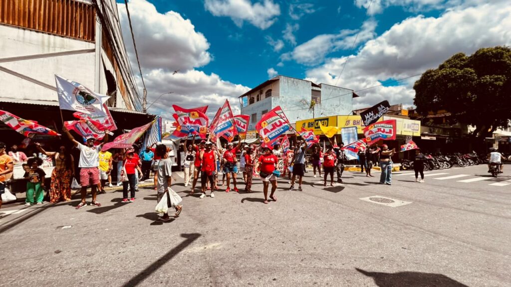 Cortejo realizado pelas Brigadas de Agitação e Propaganda Lula Presidente em Governador Valadares (MG) no dia 13 de setembro. Foto: Comunicação das Brigadas MG