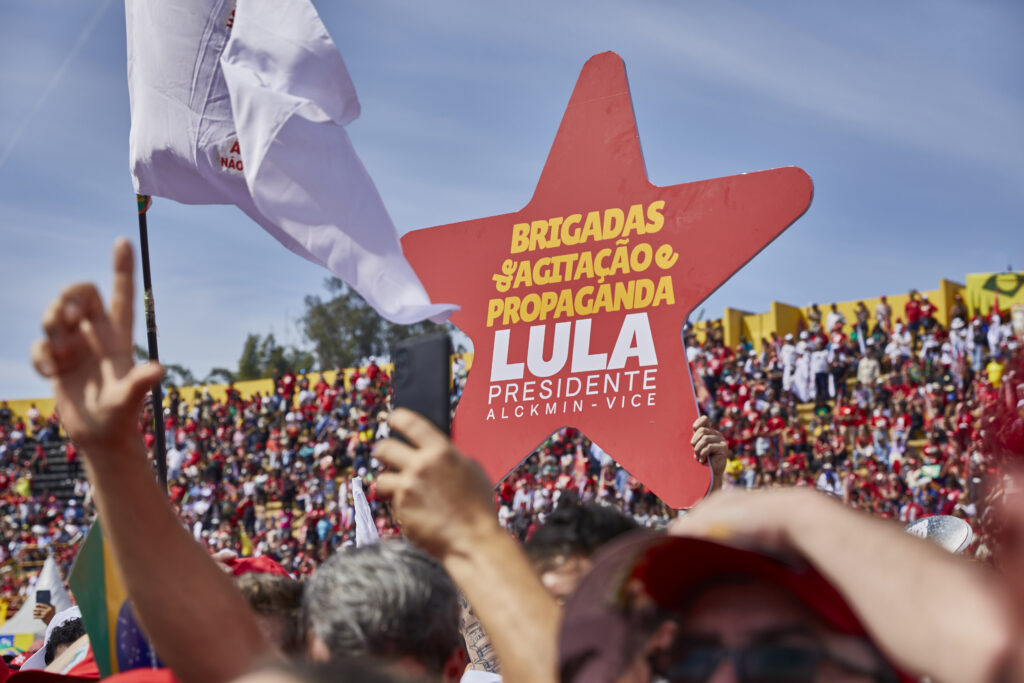 Imagem de uma estrela com a frase Brigadas de Agitação e Propaganda Lula Presidente.
Brigadas de Agitação e Propaganda no lançamento da campanha de Lula em São Bernardo do Campo (SP). Foto: Marcelo Aguilar / FUP