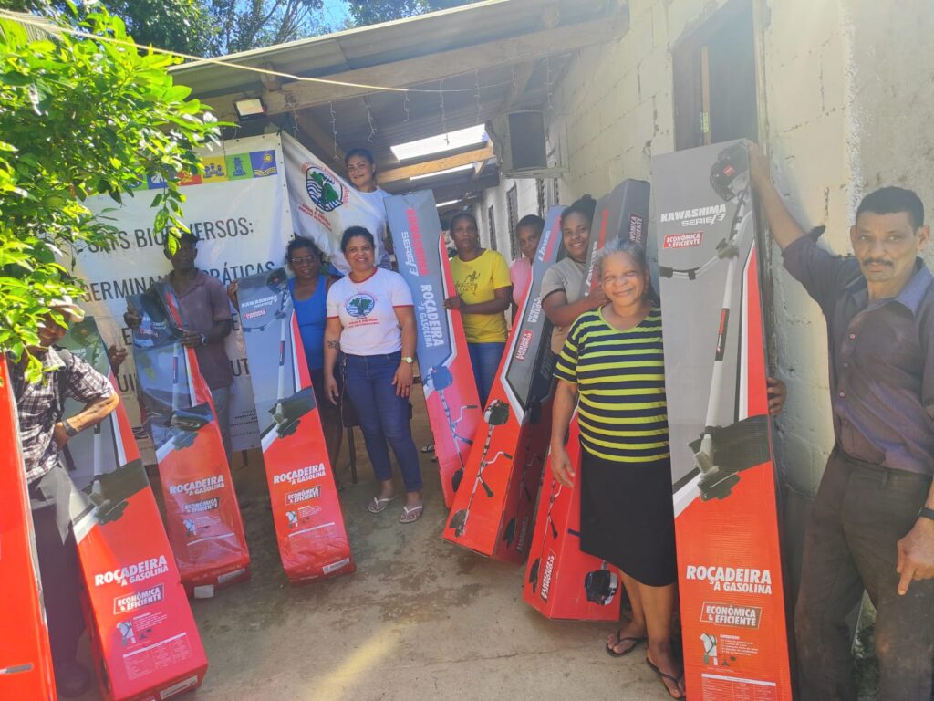 Famílias quilombolas recebem maquinário para desenvolverem os quintas produtivos. Foto: Comunicação MAB SP