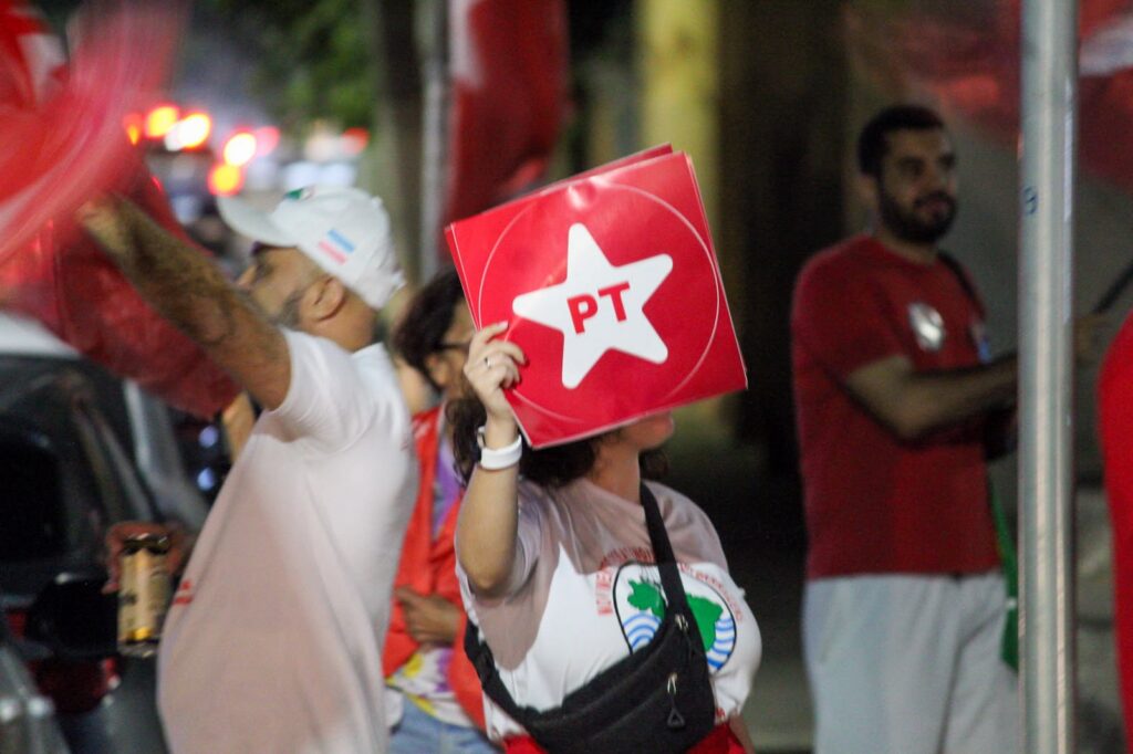 A conversa nas ruas é fundamental para garantir a vitória de Lula no segundo turno. Foto: Comunicação MAB SP
