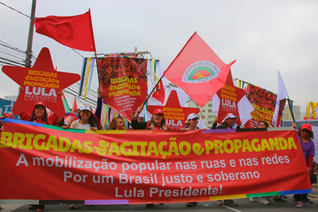 Diante do desafio do segundo turno, a tarefa é ampliar o diálogo, fortalecer a mobilização popular e derrotar Bolsonaro nas urnas. Foto: Victória Holzbach / MAB