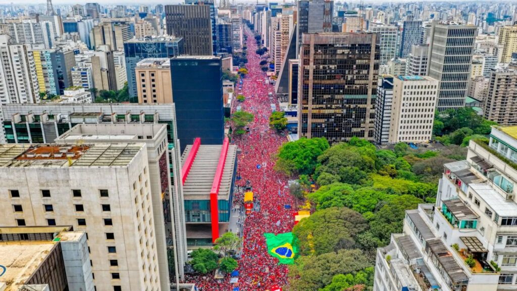 Multidão de pessoas durante ato em apoio à reeleição do presidente Lula na Avenida Paulista, em São Paulo. Foto: Ricardo Stuckert