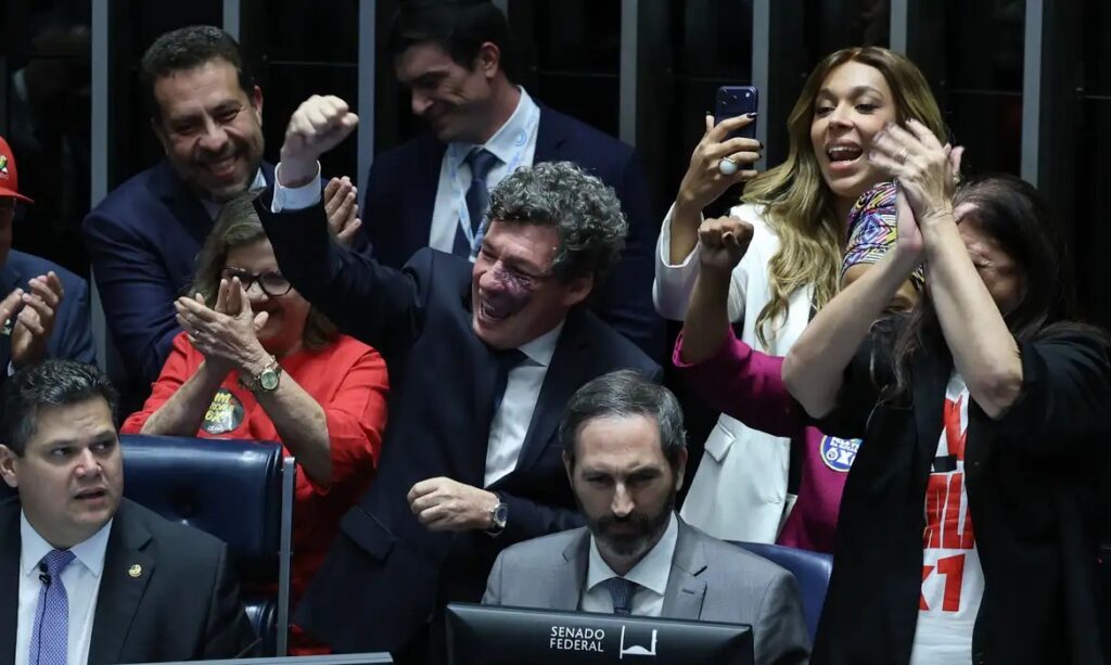 No plenário, deputadas e senadores comemoram aprovação final da redução da jornada de trabalho. Foto: Lula Marques / Agência Brasil